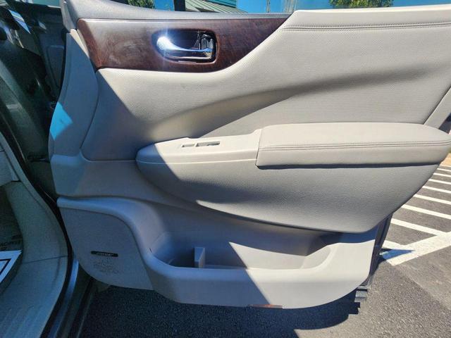 Photo of 2013 Silver Nissan Quest