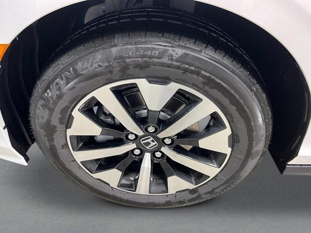 Photo of 2025 Platinum White Pearl Honda Odyssey