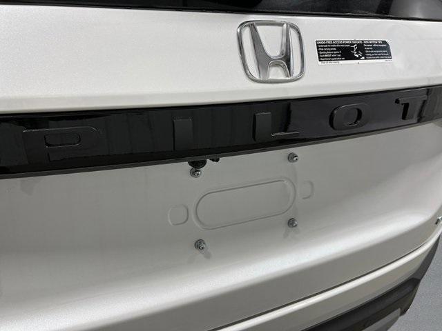 Photo of 2025 Platinum White Pearl Honda Pilot
