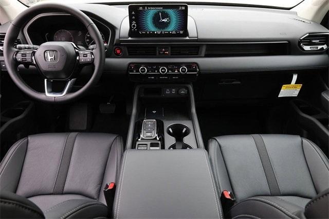 Photo of 2025 Platinum White Pearl Honda Pilot