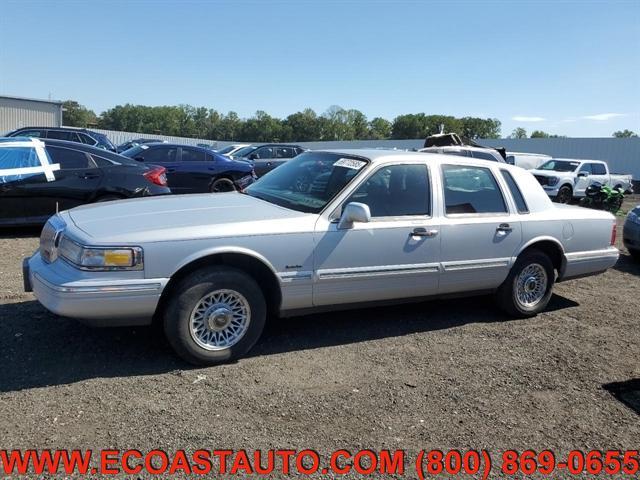 Photo of 1997 Silver Frost (CC/Met) Lincoln Town Car