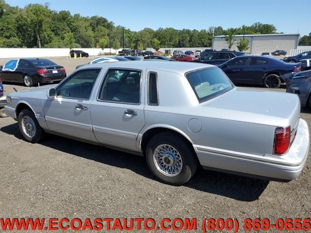 Photo of 1997 Silver Frost (CC/Met) Lincoln Town Car