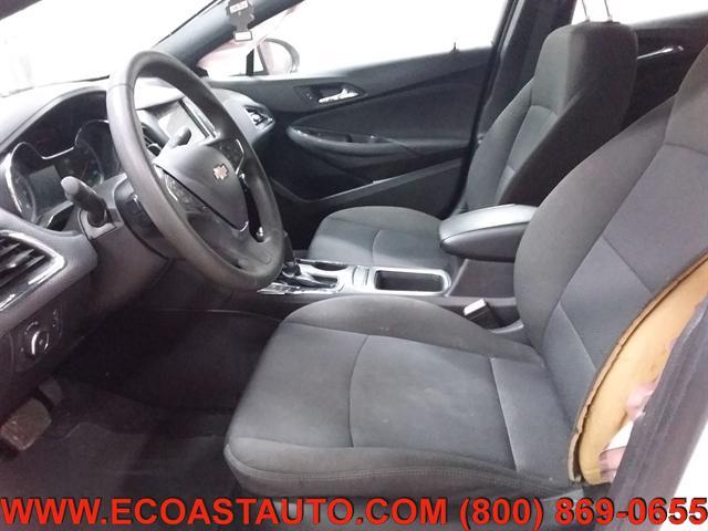 Photo of 2018 Summit White Chevrolet Cruze