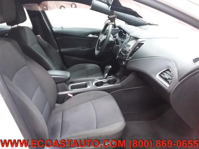 Photo of 2018 Summit White Chevrolet Cruze