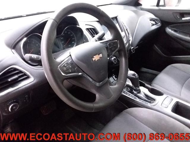 Photo of 2018 Summit White Chevrolet Cruze