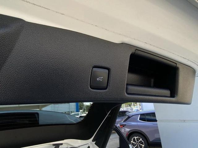 Photo of 2022 Star White Metallic Tri-Coat Ford Escape