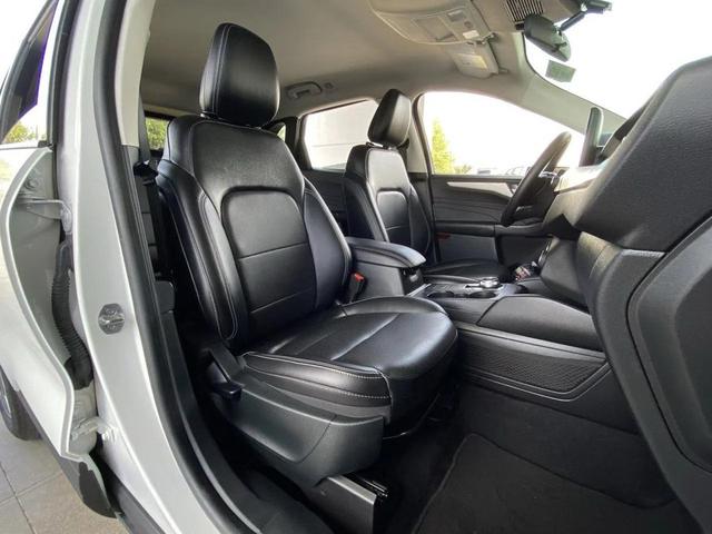 Photo of 2022 Star White Metallic Tri-Coat Ford Escape
