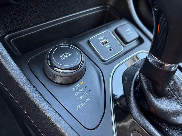 Photo of 2021 Hydro Blue Pearlcoat Jeep Cherokee
