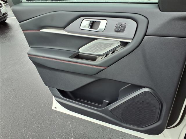 Photo of 2025 Star White Metallic Tri-Coat Ford Explorer