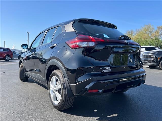 Photo of 2024 Super Black Nissan Kicks