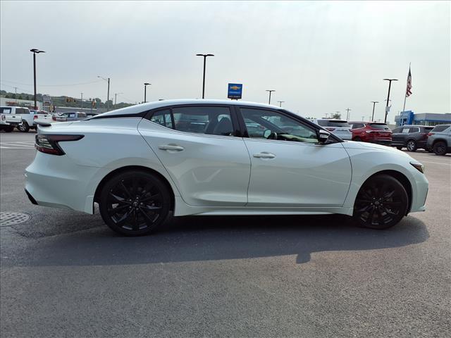 Photo of 2023 Pearl White Tricoat Nissan Maxima