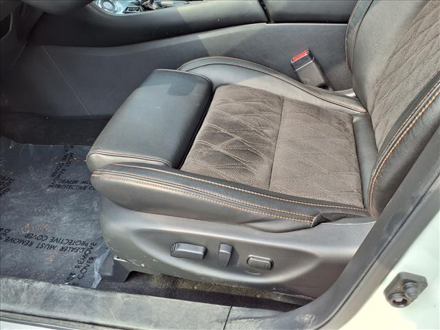 Photo of 2023 Pearl White Tricoat Nissan Maxima