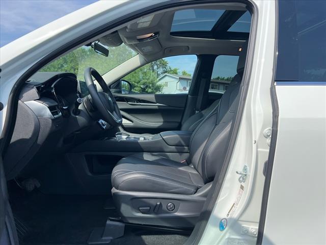 Photo of 2024 Glacier White INFINITI QX60