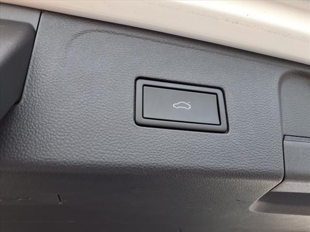 Photo of 2025 Pure White Volkswagen Atlas