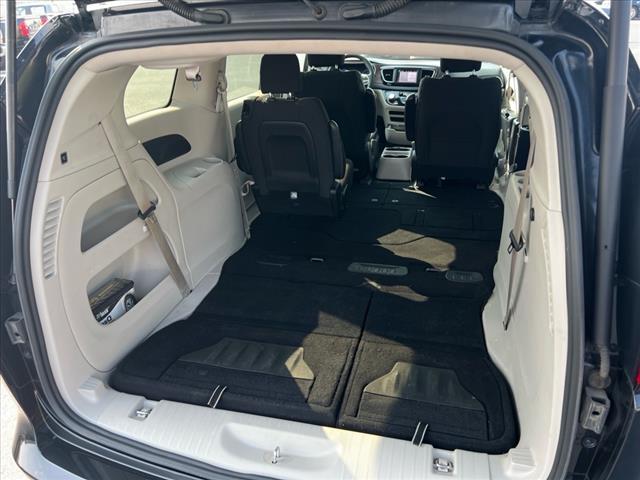 Photo of 2023 Brilliant Black Crystal Pearlcoat Chrysler Voyager