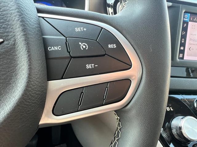 Photo of 2023 Brilliant Black Crystal Pearlcoat Chrysler Voyager