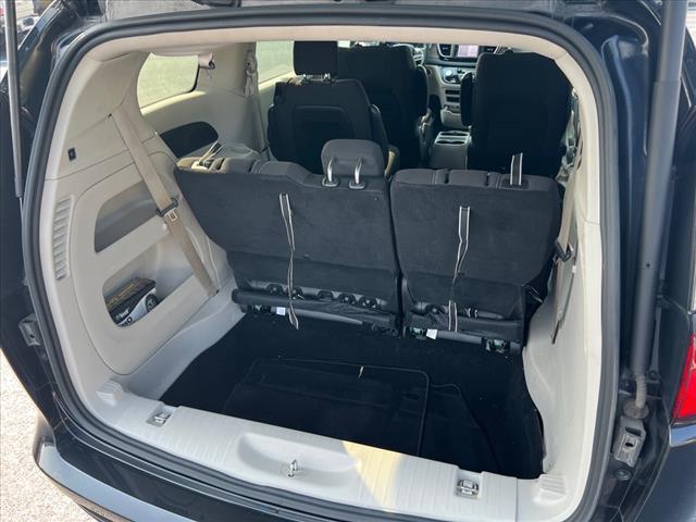 Photo of 2023 Brilliant Black Crystal Pearlcoat Chrysler Voyager