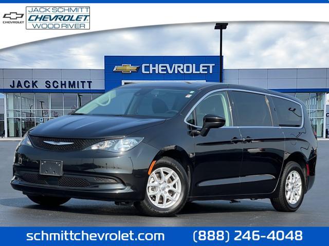 Photo of 2023 Brilliant Black Crystal Pearlcoat Chrysler Voyager