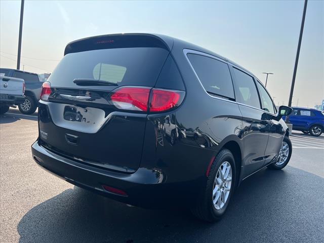 Photo of 2023 Brilliant Black Crystal Pearlcoat Chrysler Voyager