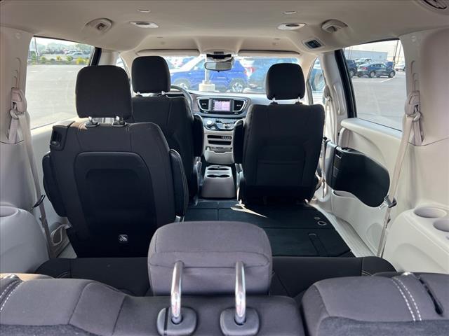 Photo of 2023 Brilliant Black Crystal Pearlcoat Chrysler Voyager