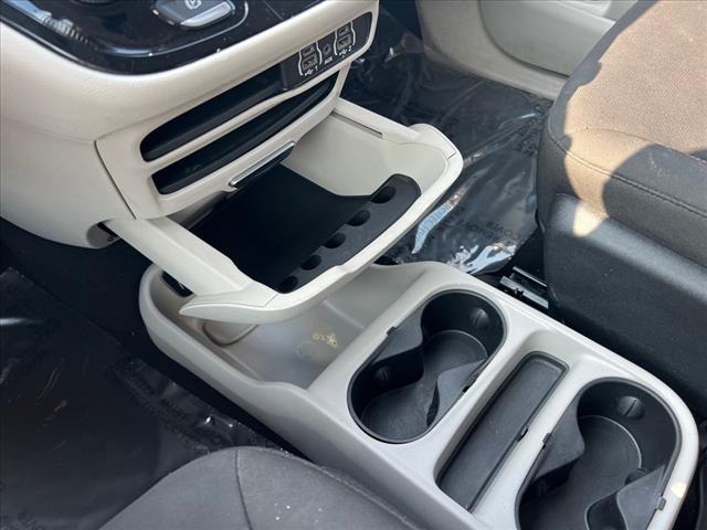 Photo of 2023 Brilliant Black Crystal Pearlcoat Chrysler Voyager