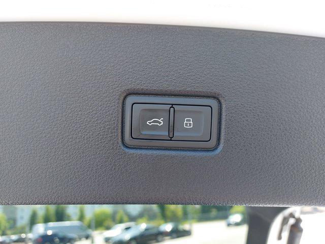 Photo of 2022 Ibis White Audi SQ5