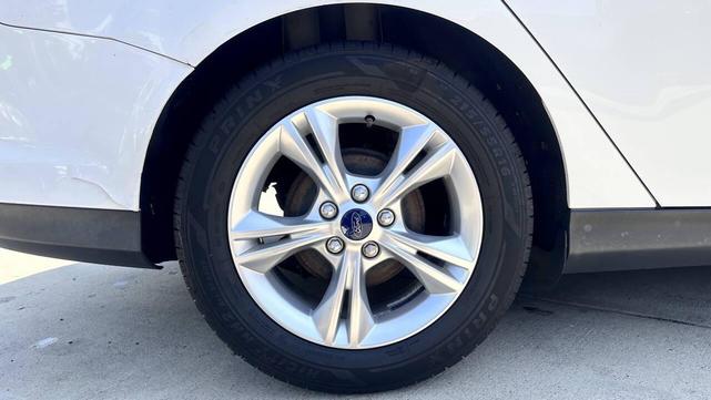 Photo of 2014 Oxford White Ford Focus