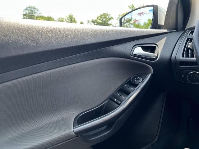 Photo of 2014 Oxford White Ford Focus