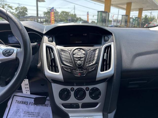 Photo of 2014 Oxford White Ford Focus