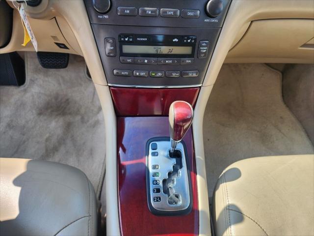 Photo of 2002 White Lexus ES 300