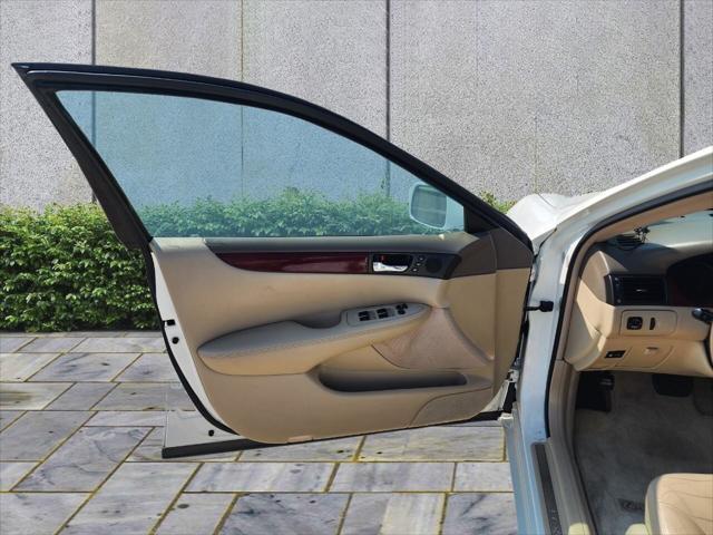 Photo of 2002 White Lexus ES 300