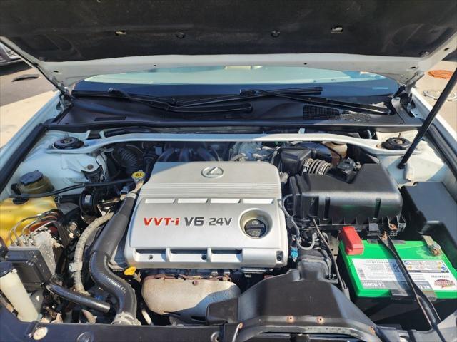 Photo of 2002 White Lexus ES 300