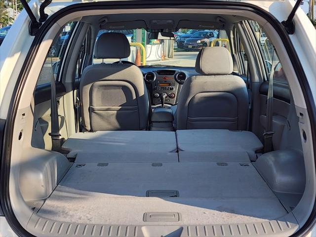 Photo of 2007 White Kia Rondo