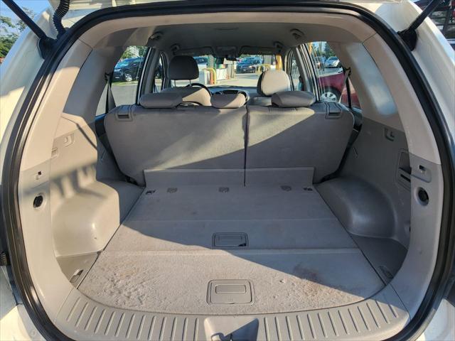 Photo of 2007 White Kia Rondo