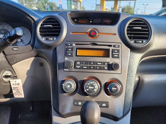 Photo of 2007 White Kia Rondo