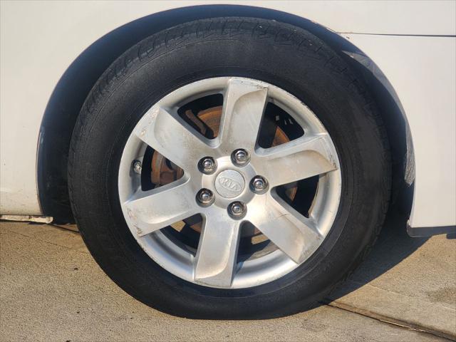 Photo of 2007 White Kia Rondo