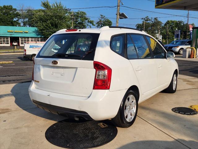 Photo of 2007 White Kia Rondo