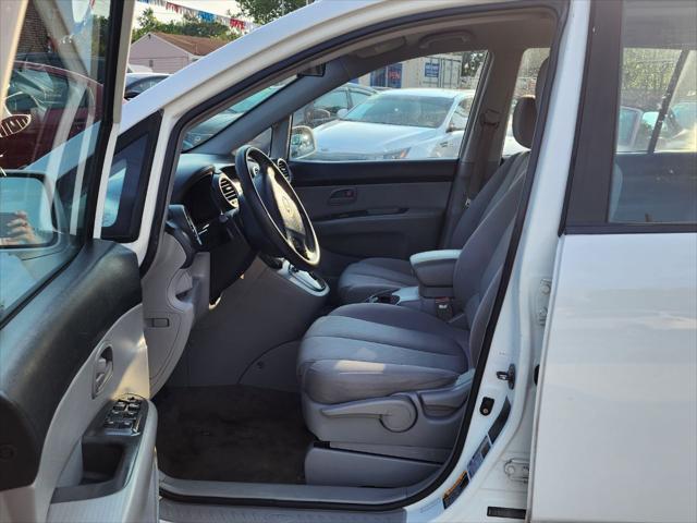Photo of 2007 White Kia Rondo