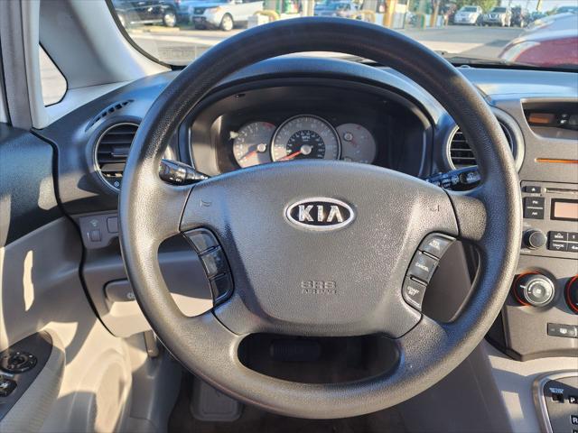Photo of 2007 White Kia Rondo
