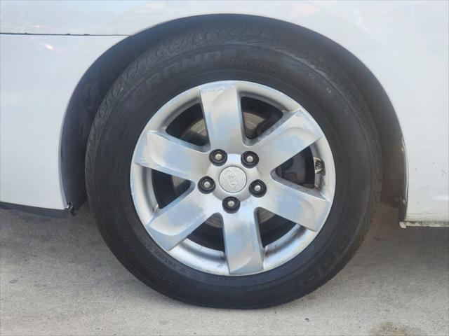 Photo of 2007 White Kia Rondo