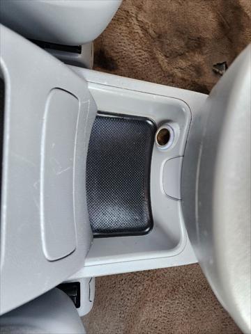 Photo of 2007 White Kia Rondo