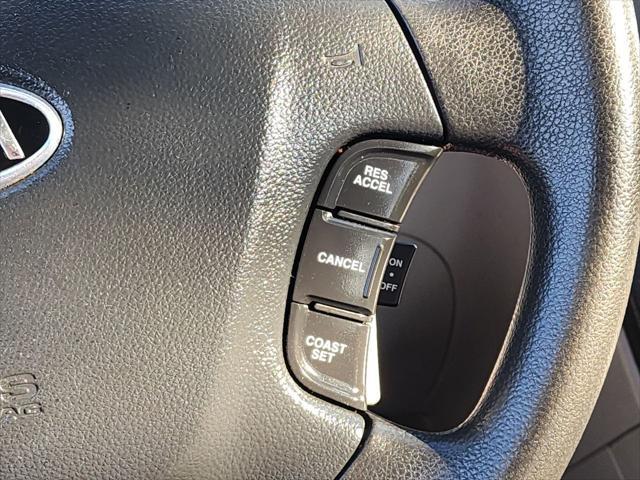 Photo of 2007 White Kia Rondo