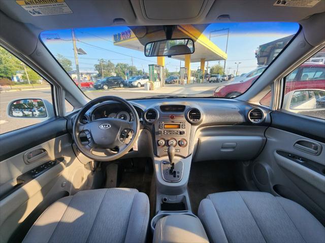 Photo of 2007 White Kia Rondo