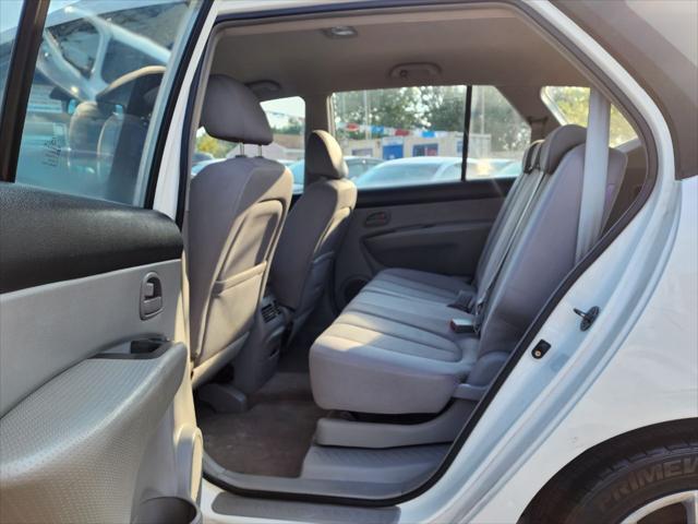 Photo of 2007 White Kia Rondo