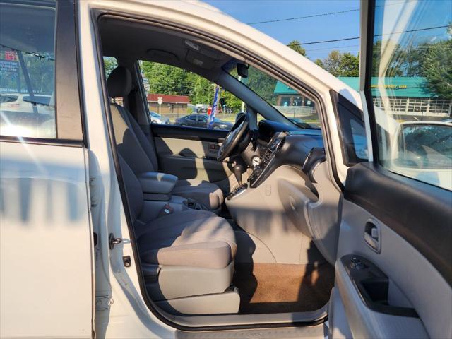 Photo of 2007 White Kia Rondo