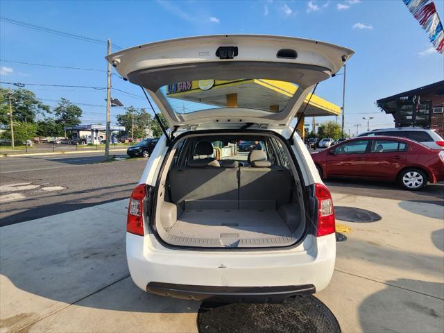 Photo of 2007 White Kia Rondo