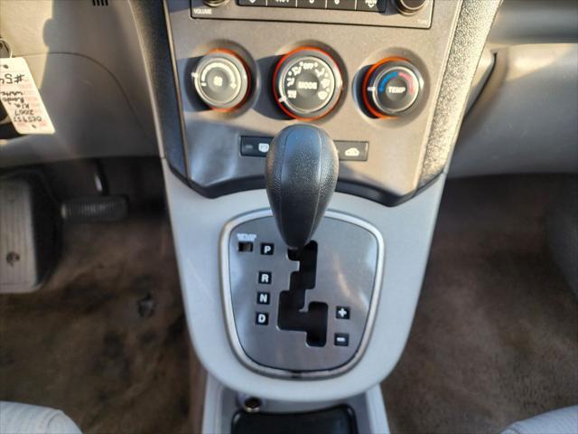 Photo of 2007 White Kia Rondo