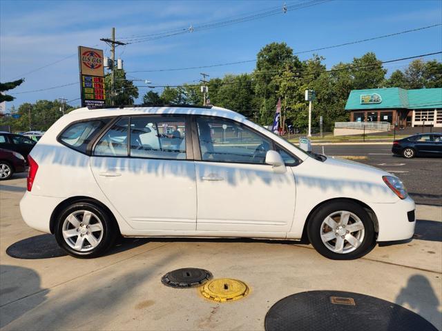 Photo of 2007 White Kia Rondo