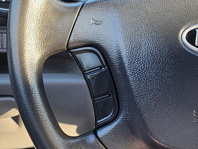 Photo of 2007 White Kia Rondo