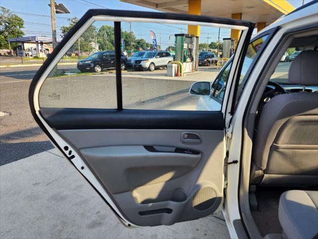 Photo of 2007 White Kia Rondo
